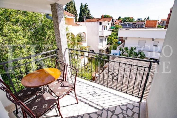 *Гостевой дом, 340м2, в Добра Вода, с 7 апартаментами и видом на море, в Черногории.