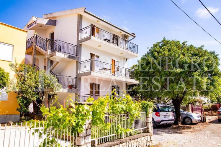 *Гостевой дом, 340м2, в Добра Вода, с 7 апартаментами и видом на море, в Черногории.