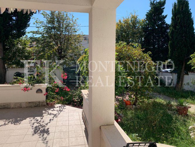 Гостевой дом или дом для нескольких поколений, 486 м2, в Сутоморе, на одной из лучших улиц для сдачи в аренду.