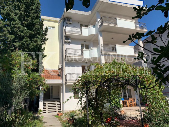 Гостевой дом или дом для нескольких поколений, 486 м2, в Сутоморе, на одной из лучших улиц для сдачи в аренду.