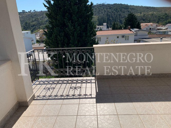 Гостевой дом или дом для нескольких поколений, 486 м2, в Сутоморе, на одной из лучших улиц для сдачи в аренду.