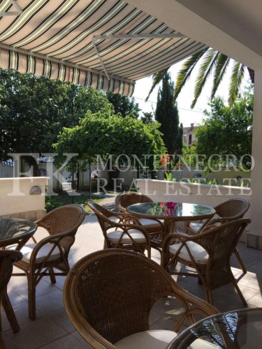 Гостевой дом или дом для нескольких поколений, 486 м2, в Сутоморе, на одной из лучших улиц для сдачи в аренду.