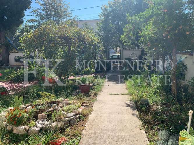 Гостевой дом или дом для нескольких поколений, 486 м2, в Сутоморе, на одной из лучших улиц для сдачи в аренду.