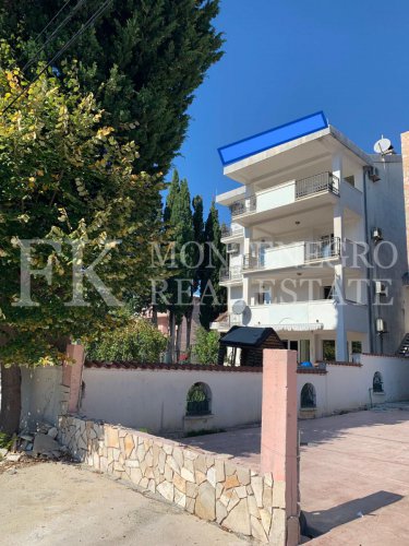 Гостевой дом или дом для нескольких поколений, 486 м2, в Сутоморе, на одной из лучших улиц для сдачи в аренду.