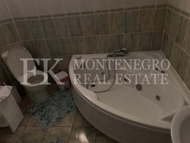 Гостевой дом или дом для нескольких поколений, 486 м2, в Сутоморе, на одной из лучших улиц для сдачи в аренду.