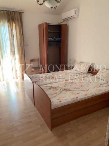 Гостевой дом или дом для нескольких поколений, 486 м2, в Сутоморе, на одной из лучших улиц для сдачи в аренду.