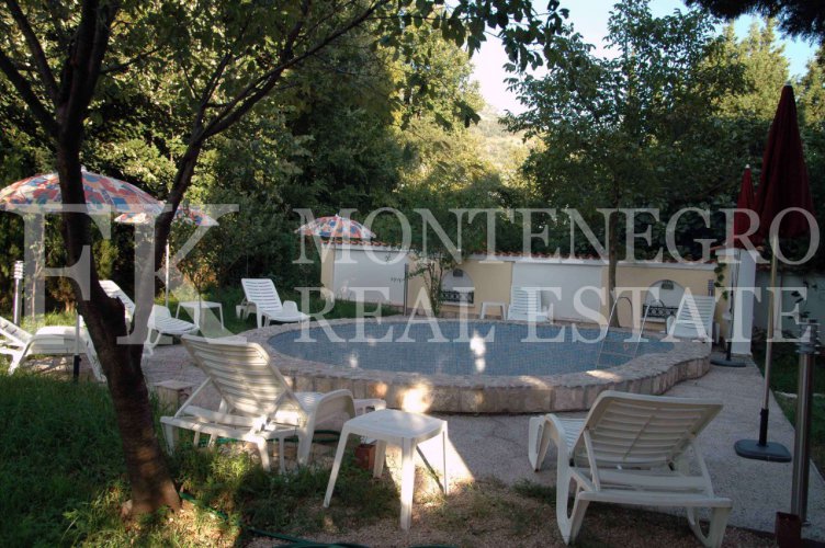 Гостевой дом или дом для нескольких поколений, 486 м2, в Сутоморе, на одной из лучших улиц для сдачи в аренду.