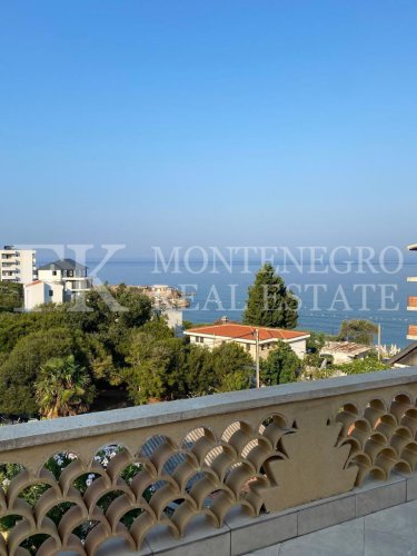 *Экзотический дом, 490м2, в Баре - Добра Вода, на участке 969м2, с видом на море, всего в 50 м от берега моря с отдельным гостевым домом 145 м2 и бассейном, в Черногории.