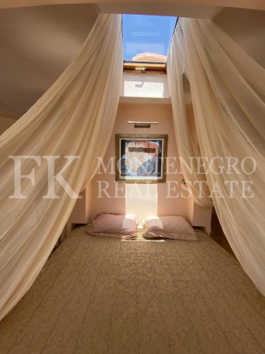 *Экзотический дом, 490м2, в Баре - Добра Вода, на участке 969м2, с видом на море, всего в 50 м от берега моря с отдельным гостевым домом 145 м2 и бассейном, в Черногории.