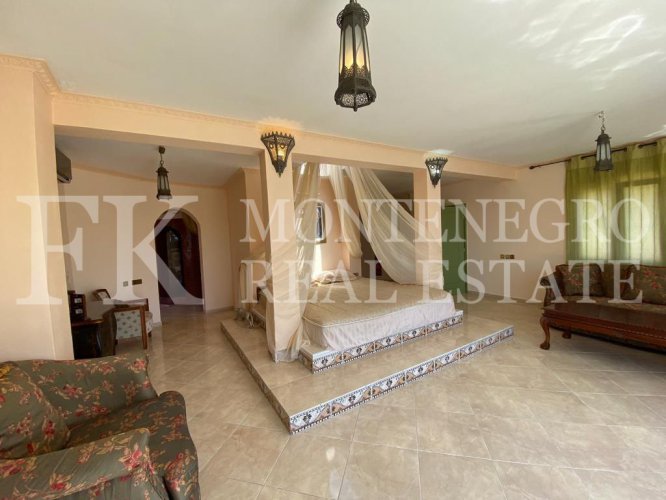 *Экзотический дом, 490м2, в Баре - Добра Вода, на участке 969м2, с видом на море, всего в 50 м от берега моря с отдельным гостевым домом 145 м2 и бассейном, в Черногории.