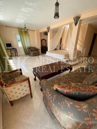 *Экзотический дом, 490м2, в Баре - Добра Вода, на участке 969м2, с видом на море, всего в 50 м от берега моря с отдельным гостевым домом 145 м2 и бассейном, в Черногории.