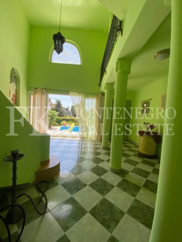 *Экзотический дом, 490м2, в Баре - Добра Вода, на участке 969м2, с видом на море, всего в 50 м от берега моря с отдельным гостевым домом 145 м2 и бассейном, в Черногории.