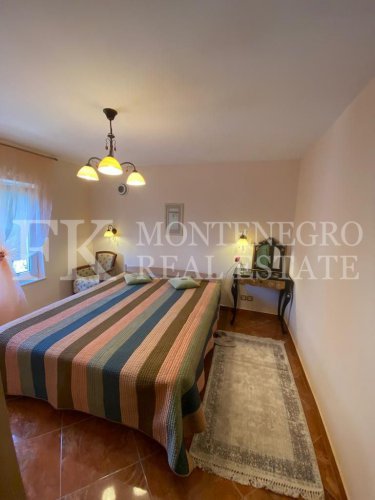 *Экзотический дом, 490м2, в Баре - Добра Вода, на участке 969м2, с видом на море, всего в 50 м от берега моря с отдельным гостевым домом 145 м2 и бассейном, в Черногории.