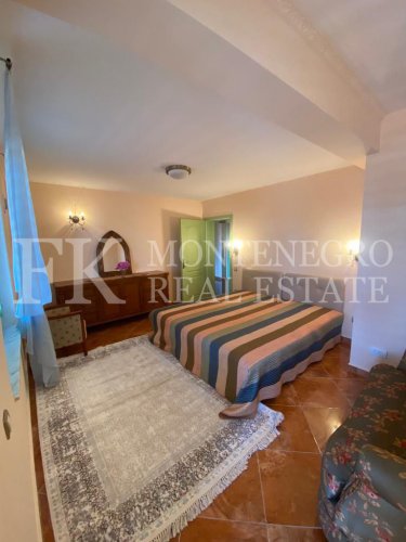 *Экзотический дом, 490м2, в Баре - Добра Вода, на участке 969м2, с видом на море, всего в 50 м от берега моря с отдельным гостевым домом 145 м2 и бассейном, в Черногории.