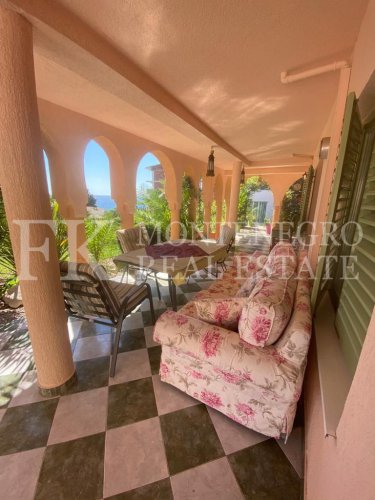 *Экзотический дом, 490м2, в Баре - Добра Вода, на участке 969м2, с видом на море, всего в 50 м от берега моря с отдельным гостевым домом 145 м2 и бассейном, в Черногории.