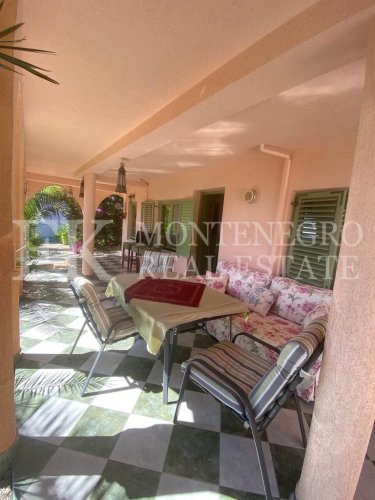 *Экзотический дом, 490м2, в Баре - Добра Вода, на участке 969м2, с видом на море, всего в 50 м от берега моря с отдельным гостевым домом 145 м2 и бассейном, в Черногории.