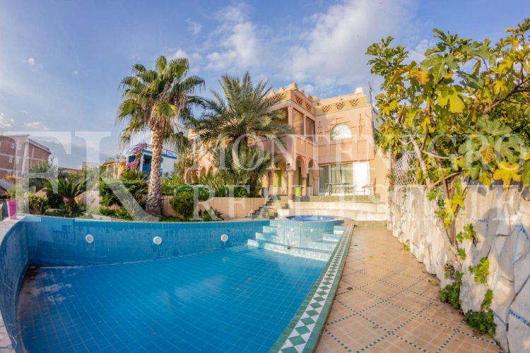 *Экзотический дом, 490м2, в Баре - Добра Вода, на участке 969м2, с видом на море, всего в 50 м от берега моря с отдельным гостевым домом 145 м2 и бассейном, в Черногории.