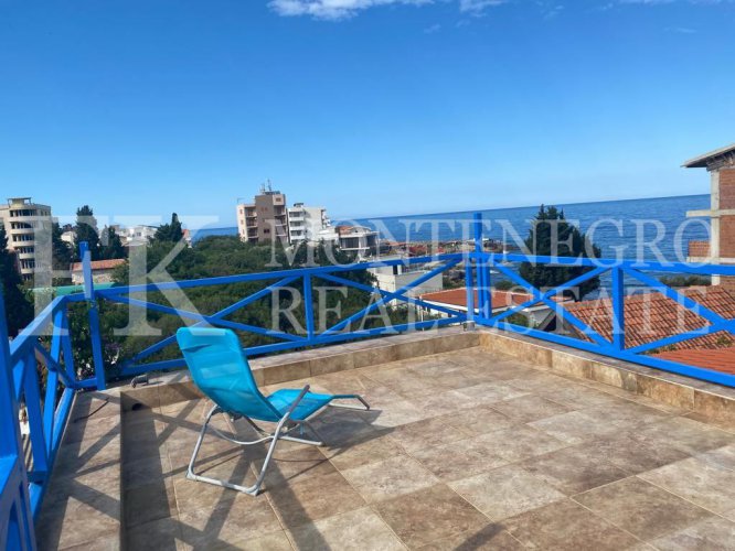 *Экзотический дом, 490м2, в Баре - Добра Вода, на участке 969м2, с видом на море, всего в 50 м от берега моря с отдельным гостевым домом 145 м2 и бассейном, в Черногории.