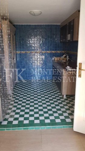 *Экзотический дом, 490м2, в Баре - Добра Вода, на участке 969м2, с видом на море, всего в 50 м от берега моря с отдельным гостевым домом 145 м2 и бассейном, в Черногории.