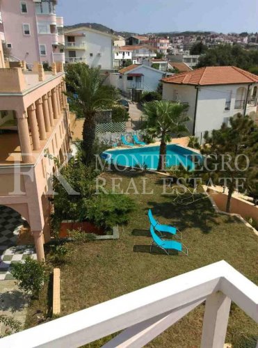 *Экзотический дом, 490м2, в Баре - Добра Вода, на участке 969м2, с видом на море, всего в 50 м от берега моря с отдельным гостевым домом 145 м2 и бассейном, в Черногории.