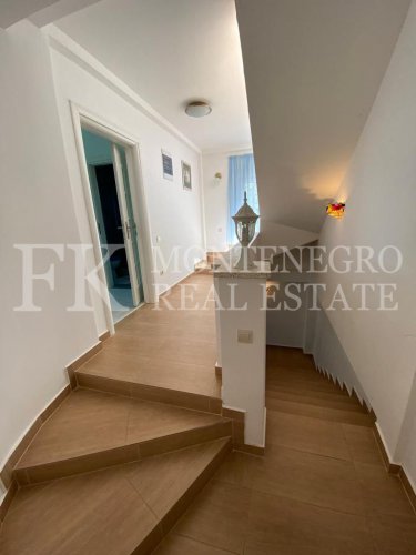 *Экзотический дом, 490м2, в Баре - Добра Вода, на участке 969м2, с видом на море, всего в 50 м от берега моря с отдельным гостевым домом 145 м2 и бассейном, в Черногории.