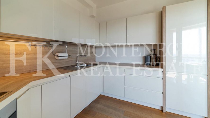 *Просторная и светлая квартира в центре Будвы, 121 м2, всего в 100 м от моря, с видом на море, в Черногории.