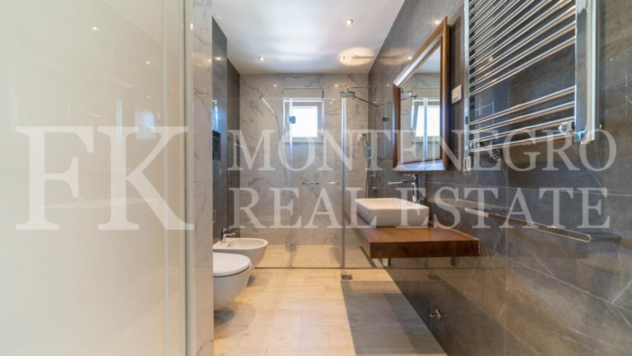 *Просторная и светлая квартира в центре Будвы, 121 м2, всего в 100 м от моря, с видом на море, в Черногории.