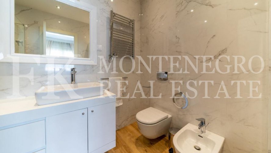 *Просторная и светлая квартира в центре Будвы, 121 м2, всего в 100 м от моря, с видом на море, в Черногории.