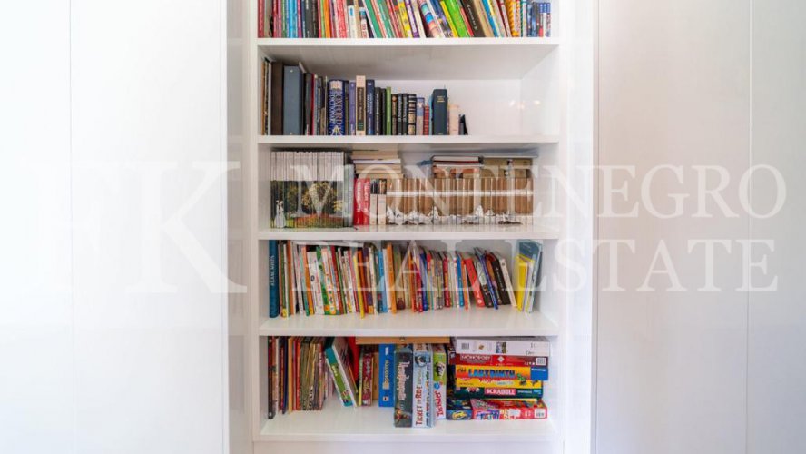 *Просторная и светлая квартира в центре Будвы, 121 м2, всего в 100 м от моря, с видом на море, в Черногории.