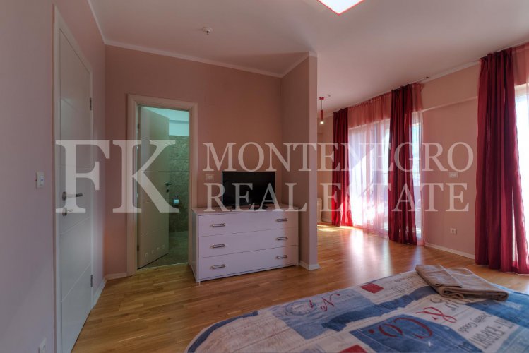 Dupleks apartman, 149m2, u Budvi – Bečići, u apart-hotelu Harmonija, sa prekrasnim pogledom na more, u Crnoj Gori.