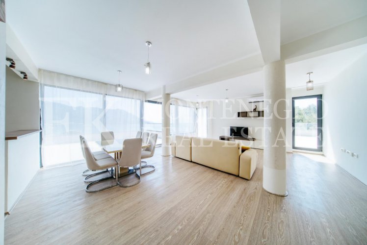 Шикарная квартира в Будве-Бечичи, 233м2, в новом жилом комплексе с панорамным видом на море, в Черногории.