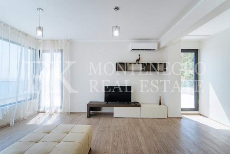 Шикарная квартира в Будве-Бечичи, 233м2, в новом жилом комплексе с панорамным видом на море, в Черногории.