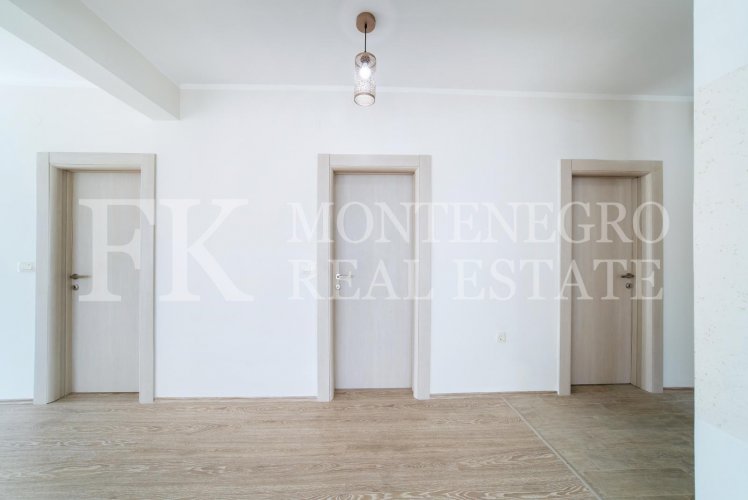 Шикарная квартира в Будве-Бечичи, 233м2, в новом жилом комплексе с панорамным видом на море, в Черногории.