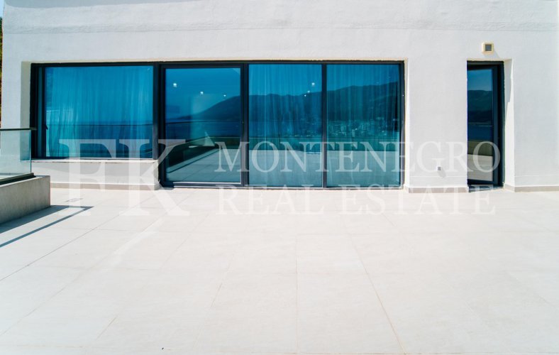 Шикарная квартира в Будве-Бечичи, 233м2, в новом жилом комплексе с панорамным видом на море, в Черногории.