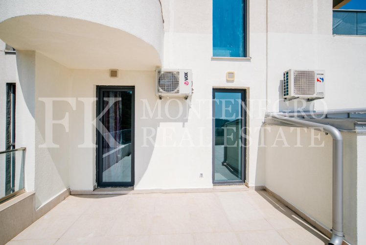 Шикарная квартира в Будве-Бечичи, 233м2, в новом жилом комплексе с панорамным видом на море, в Черногории.