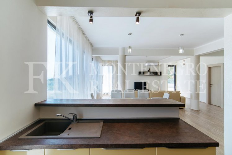 Шикарная квартира в Будве-Бечичи, 233м2, в новом жилом комплексе с панорамным видом на море, в Черногории.