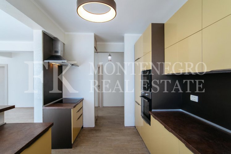 Шикарная квартира в Будве-Бечичи, 233м2, в новом жилом комплексе с панорамным видом на море, в Черногории.