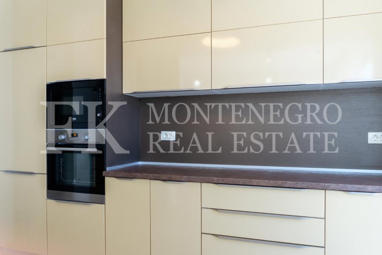 Шикарная квартира в Будве-Бечичи, 233м2, в новом жилом комплексе с панорамным видом на море, в Черногории.