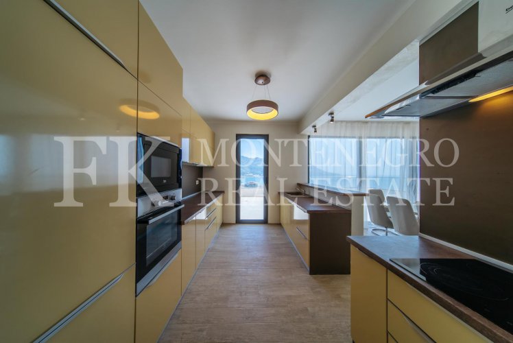 Шикарная квартира в Будве-Бечичи, 233м2, в новом жилом комплексе с панорамным видом на море, в Черногории.