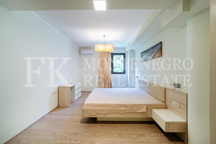 Шикарная квартира в Будве-Бечичи, 233м2, в новом жилом комплексе с панорамным видом на море, в Черногории.