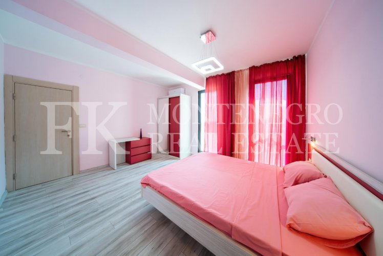 Шикарная квартира в Будве-Бечичи, 233м2, в новом жилом комплексе с панорамным видом на море, в Черногории.