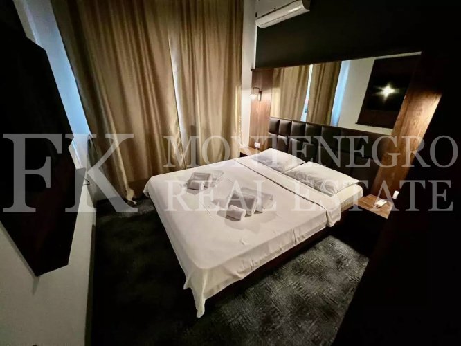 Lepi stan, 81m2, u Budvi-Bečićima, sa bazenom, sa fitnesom i saunom, u Crnoj Gori.