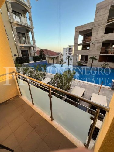 Lepi stan, 81m2, u Budvi-Bečićima, sa bazenom, sa fitnesom i saunom, u Crnoj Gori.