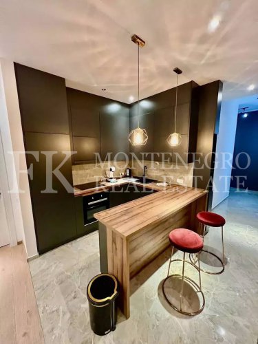 Lepi stan, 81m2, u Budvi-Bečićima, sa bazenom, sa fitnesom i saunom, u Crnoj Gori.