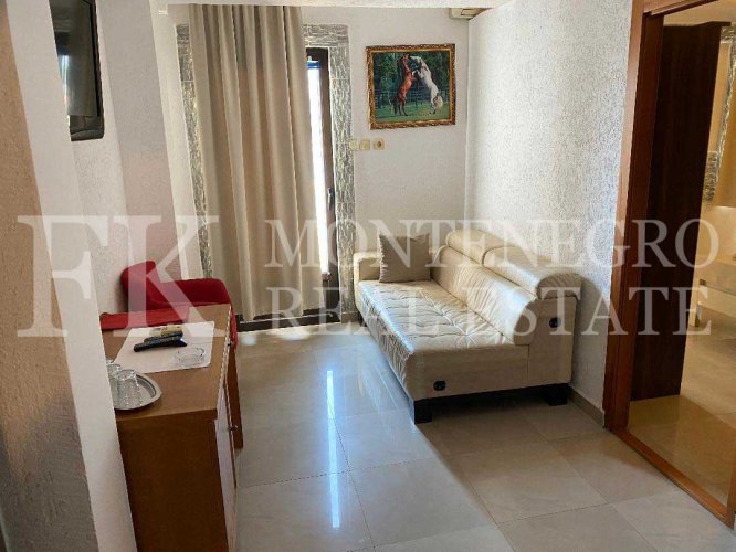 Сдается отель в Будве- Рафаиловичи, первая береговая линия, с более чем 30-ю номерами, рестораном, бассейном и сауной.