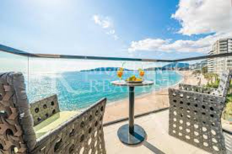 Сдается отель в Будве- Рафаиловичи, первая береговая линия, с более чем 30-ю номерами, рестораном, бассейном и сауной.