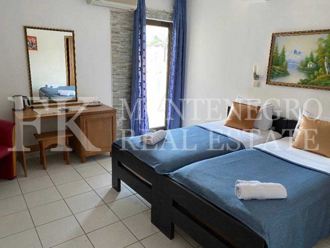 Сдается отель в Будве- Рафаиловичи, первая береговая линия, с более чем 30-ю номерами, рестораном, бассейном и сауной.