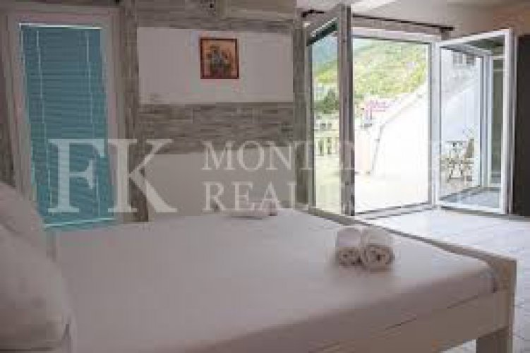 Сдается отель в Будве- Рафаиловичи, первая береговая линия, с более чем 30-ю номерами, рестораном, бассейном и сауной.