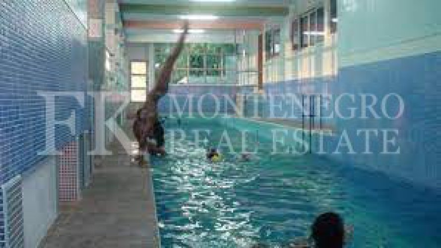 Сдается отель в Будве- Рафаиловичи, первая береговая линия, с более чем 30-ю номерами, рестораном, бассейном и сауной.