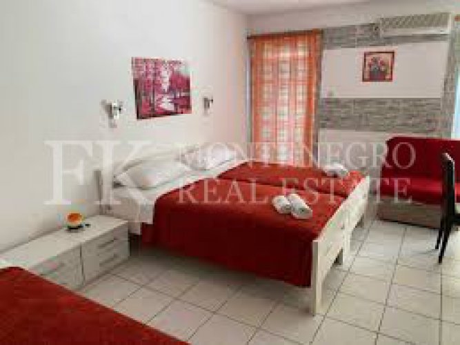 Сдается отель в Будве- Рафаиловичи, первая береговая линия, с более чем 30-ю номерами, рестораном, бассейном и сауной.